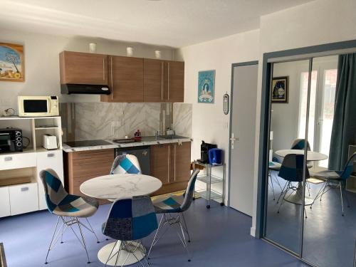 Bielle Appartement | Charmant T2 au pied des montagnes avec balcon et piscine