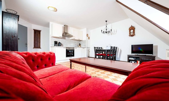 Creglingen Appartement | Charmant appartement confortable avec un petit balcon et un lit à baldaquin rustique