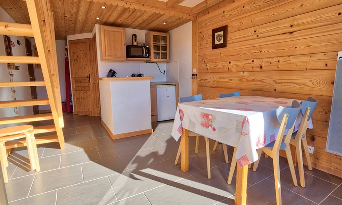 Notre-Dame-de-Bellecombe Appartement | Charmant duplex rénové, vue sur Mont Charvin, 4 pers.