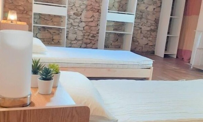 Saint-Barthelemy-de-Vals Maison | CHARMANTE MAISON DE VILLAGE ,Gîte climatisé avec jardinet