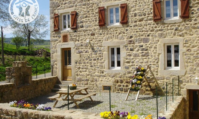 Saint-Bonnet-le-Courreau Cottage | Gîte spacieux avec terrasse, poêle à bois, parking privé, et jardin fermé, animaux acceptés