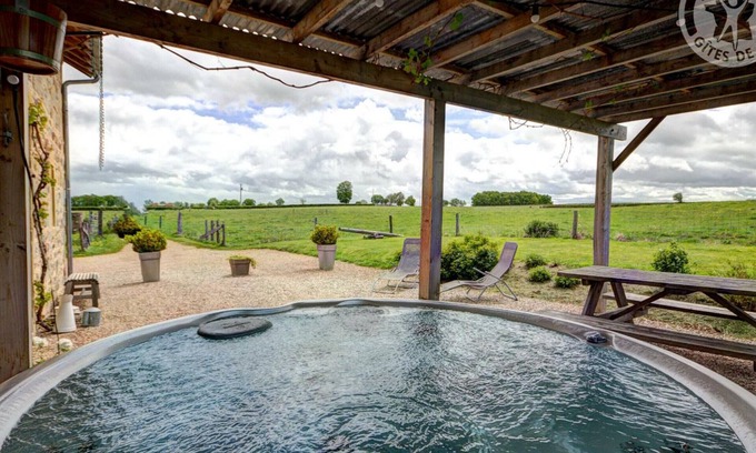 Saint-Forgeux-Lespinasse Cottage | Maison authentique avec piscine chauffée, spa, sauna et cabane au cœur des pâturages