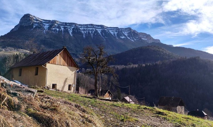 Saint-Pierre-d'Entremont Maison | Maison de charme au coeur du parc naturel de Chartreuse. Terrasse ensoleillé!