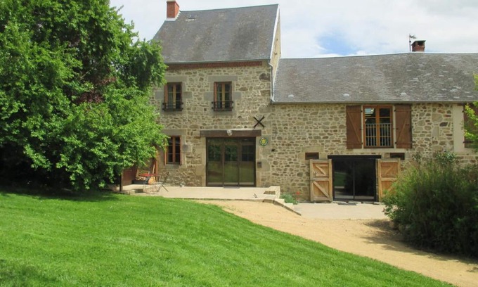 Marcillat-en-Combraille Cottage | Grande maison en pierres avec jardin clos, proche des stations thermales et des Volcans d'Auvergne