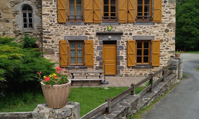 Saint-Didier-sur-Doulon Cottage | Charmant Gîte Indépendant au Coeur d'un Village de Campagne avec Cour Fermée