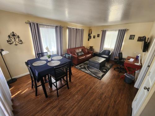 Keeling Appartement | Charming 1-bed apt, cook-ready kitchen, laundry, 5-8 mins to U of A and Downtown