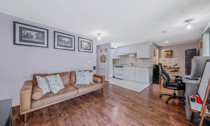 West Hills Maison | Charming 1-bedroom artist den with WiFi, AC in terrific Huntington