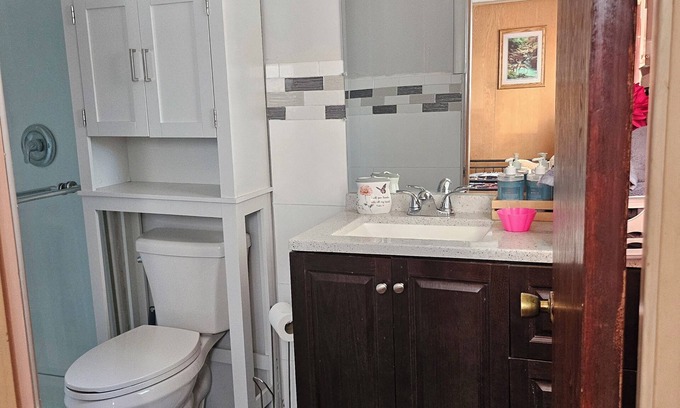 Lynn Maison | Charming 1-bedroom and bathroom in a house in delightful Lynn with WiFi, AC.