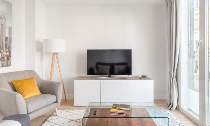 Trafalgar Appartement | Charming 1-Bedroom Apartment in Central Madrid Stylish Retreat for 2, Alonso Martinez I