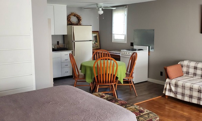 Buffalo Appartement | Charming 1-bedroom apt Buffalo WY, on creek, AC, WiFi, & 1 block from downtown.