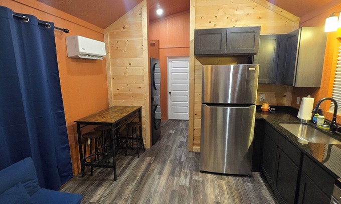 Leary Cabine | Charming 1-bedroom cabin in Hooks with no cleaning fees!