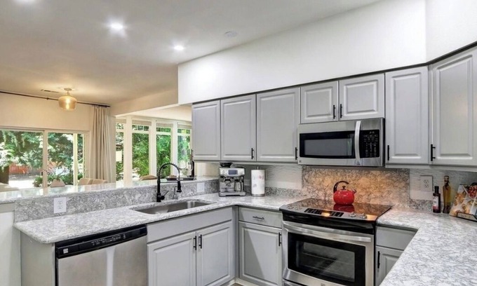 Mukilteo Copropriété | Charming 1-bedroom condo with large den and open concept living room
