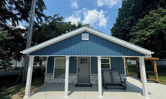 Henderson Maison | Charming 1-bedroom house with river view in Henderson.