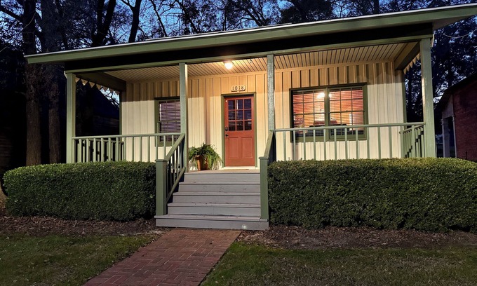 Thomasville Maison | Charming 1-bedroom house in Metcalfe with modern amenities and a vintage vibe