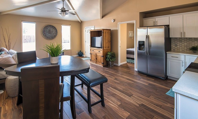 F. Q. Story Maison | Charming 1-bedroom house in delightful Phoenix with WiFi, AC