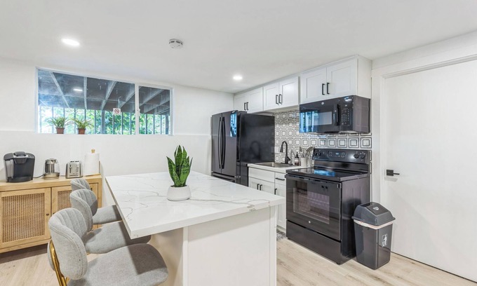 Three Tree Point Maison | Charming 1-bedroom house in lovely Burien with high speed WiFi, AC