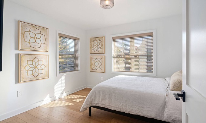 Manoa Appartement | Charming 1-bedroom in welcoming Ardmore with WiFi, AC, washer/dryer in unit.
