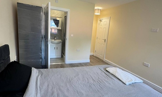 Beddington South Appartement | Charming 1-bedroom Modern Ensuite room in a 6-Bedroom apartment with WiFi