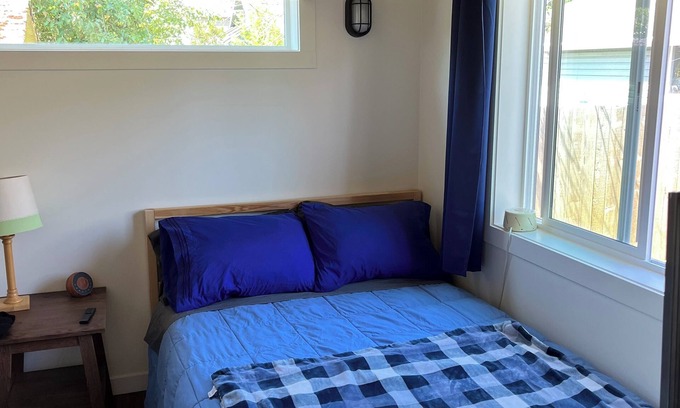 Kenton Maison | Charming 1-bedroom tiny house in Portland with WiFi, AC