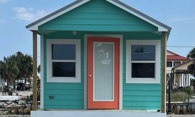 Salem Maison | Charming 1-bedroom tiny house minutes from the Gulf!!