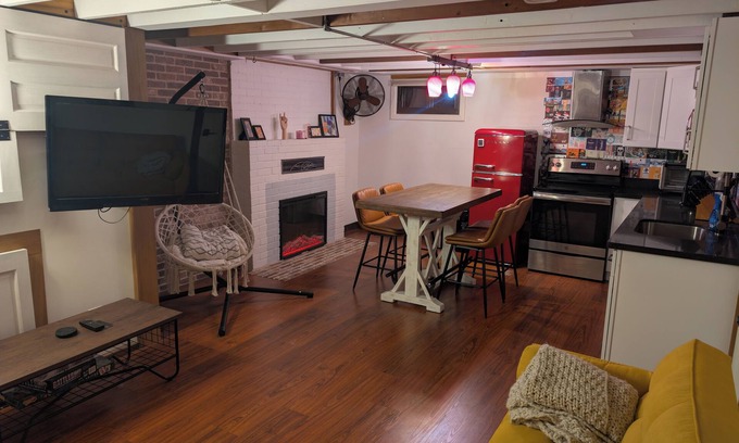 SeaTac Maison | Charming 1-bedroom unit in tranquil Burien with WiFi, AC, private yard