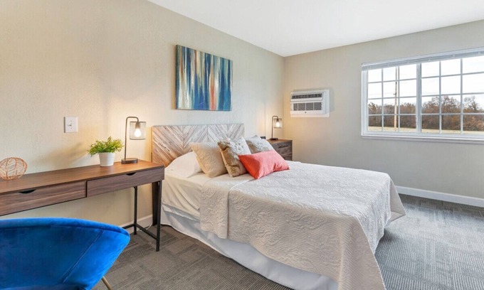 New Florence Hôtel | Charming 1-Bedroom Hotel off I-70 & New Florence