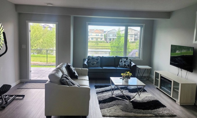 Beaumont Maison | Charming 1-bedroom walkout pond backing suite with fitness machine, AC and bbq