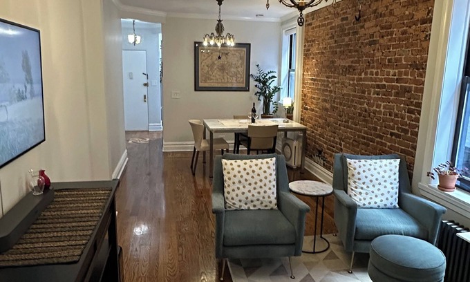 Manhattan Valley Copropriété | Charming 1-bedroom walkup condo in UWS New York with WiFi, AC, & chef's kitchen.