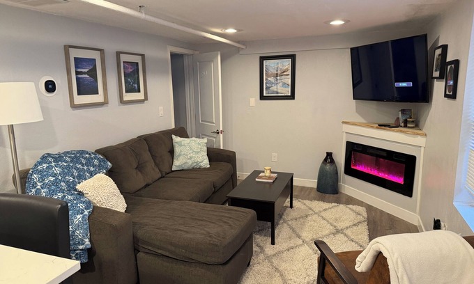 Washington Park West Appartement | Charming 1 bedroom Wash Park guest suite w/fireplace