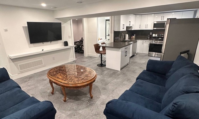 Delta Maison | Charming 1-bedroom with dedicated bathroom in superb Delta with WiFi, AC