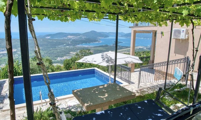 Skaljari Appartement | Charming 1-bedroom apartment with AC and WiFi in marvelous Kotor Municipality