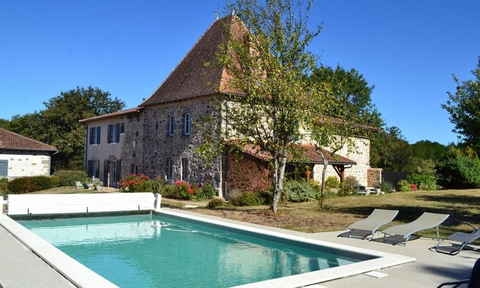 Esse Cottage | Gîte spacieux avec piscine privative, grand jardin et équipements bébé en Charente Limousine