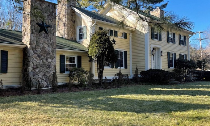 Upper Saddle River Maison | Charming 1840s 4-bedroom house with AC and WiFi in marvelous Upper Saddle River