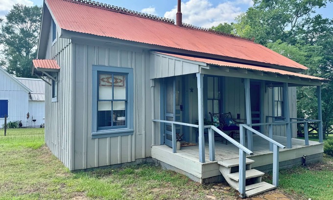 New Ulm Cottage | Charming 1880 Cottage in town of New Ulm walking distance from local businesses!