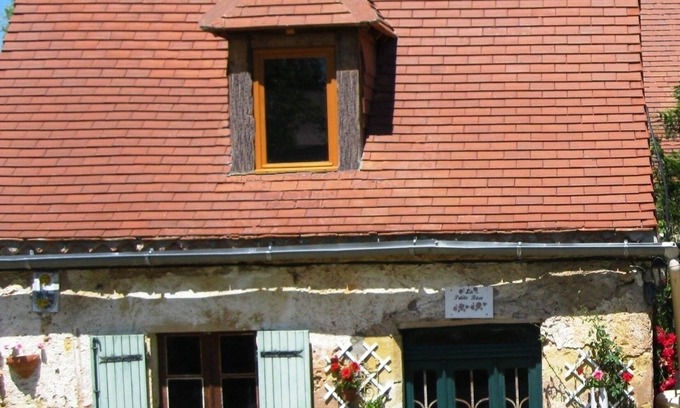Hautefort Cottage | 18c charmante pierre gîte à la ferme périgourdine: wifi, piscine, jardins, vue sur la vallée