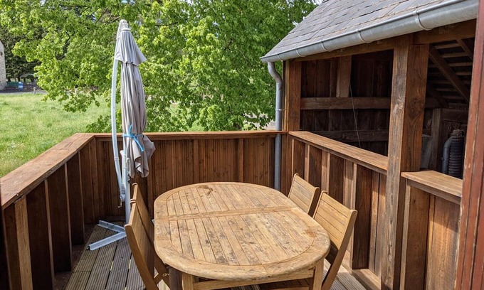 Parlan Cottage | Moulin rénové avec étang privé, nature préservée proche Cantal et Lot, idéal pour activités plein air.