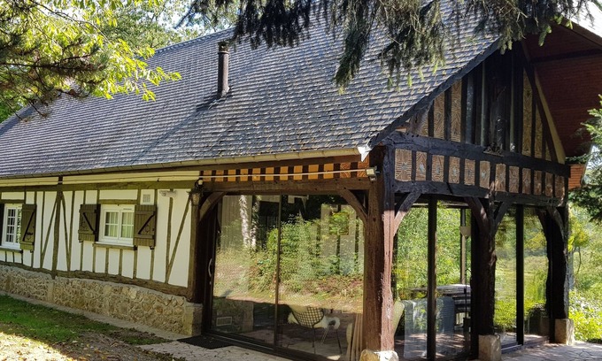 Broglie Maison | Charmante Maison Normande au bord de la rivière Charentonne à 150 kms de Paris