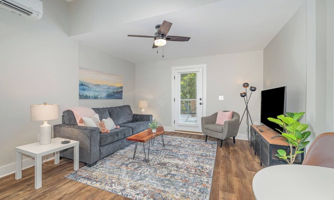 Fuquay-Varina Copropriété | Charming 1910 Luxury Condo in Downtown Fuquay - Steps to Parks & Eateries