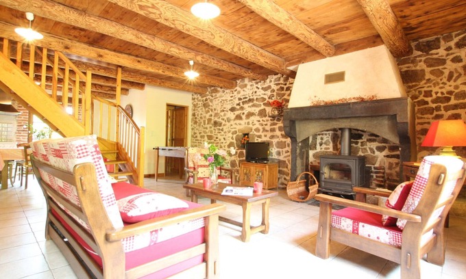 Aurec-sur-Loire Cottage | Charmante Maison de Ferme avec Cour Fermée, Proche Loisirs et Nature