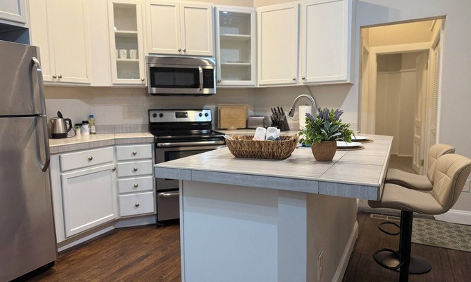 Albany Appartement | Bright little one bedroom apartment with parking in the heart of Center Sq