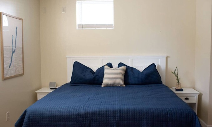 Cameron Copropriété | Charming 1BR getaway steps from Keuka Lake, wine trail & Village Square