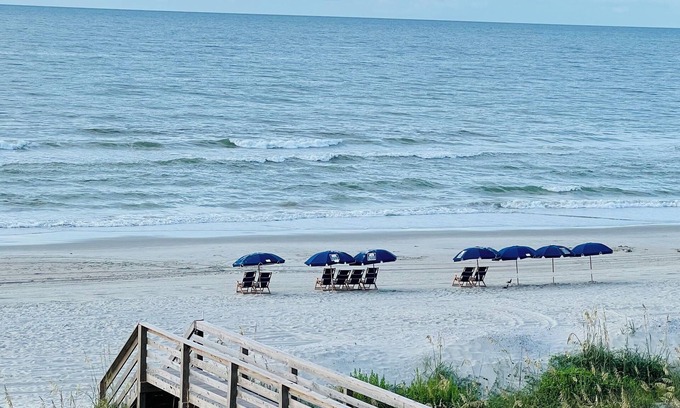 Ash Copropriété | Charming 2/2 Oceanfront condo in N. Myrtle Beach, Pets, top floor balcony view.