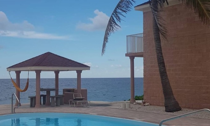 East End Maison | Charming 2 bd/2br w/pool in secluded community - Ocean Front!