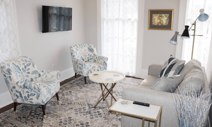 Lower Garden District Copropriété | Charming 2 BD w/ Balcony, 1 Block off St. Charles