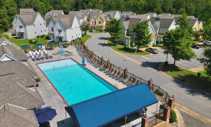 Lackey Station Balnéaire | Charming 2-bdrm, 2 baths resort, WiFi in lovely Williamsburg, Virginia.