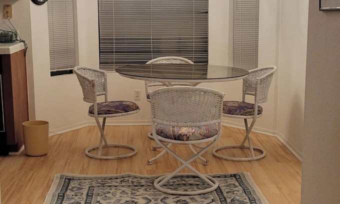 Carmel Valley Copropriété | Charming 2 bdrm condo, minutes to beach and parks, has pool, tennis, hot tubs.