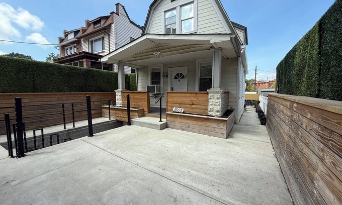Fairlawn Maison | Charming 2-Bed 1,5 Bath House, free street Parkin