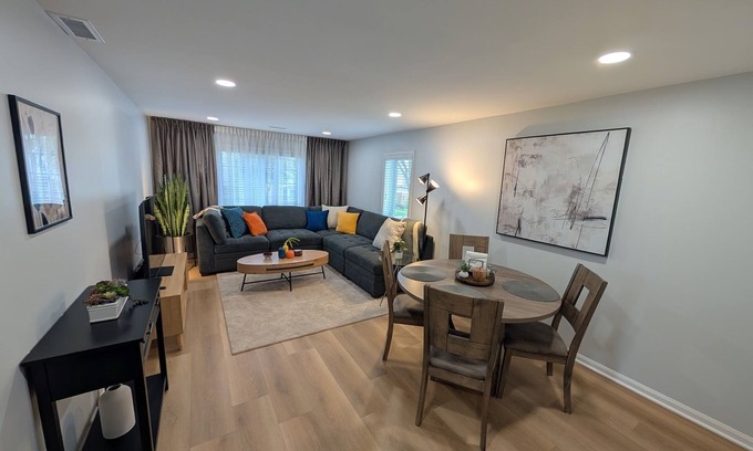 Franklin Park Appartement | Charming 2-bed.apt in Franklin Park, AC, WiFi, O'Hare, free parking, W/D in unit