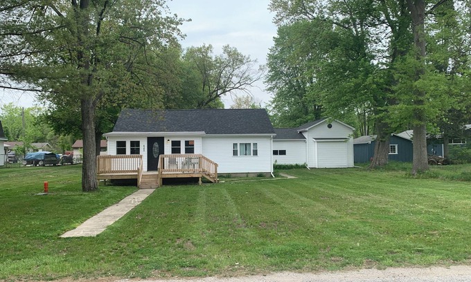 Bass Lake Cottage | Charming 2-bedroom cottage on Bass Lake with access to beach and boat launch.