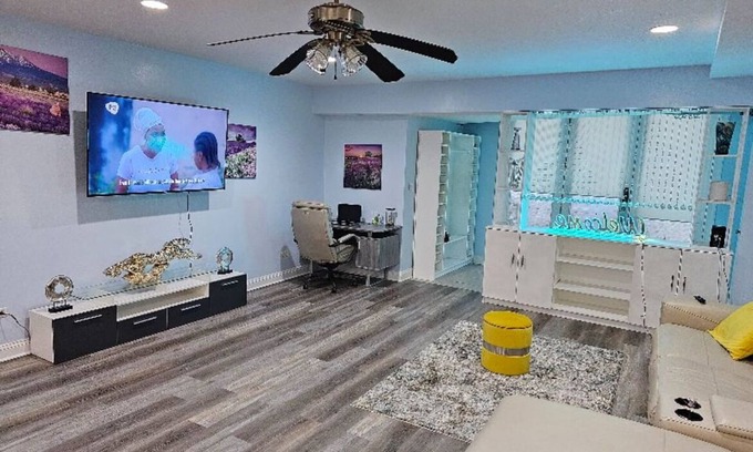 Near South Side Copropriété | Charming 2-bedroom condo in beautiful Chicago with WiFi, AC, and private parking